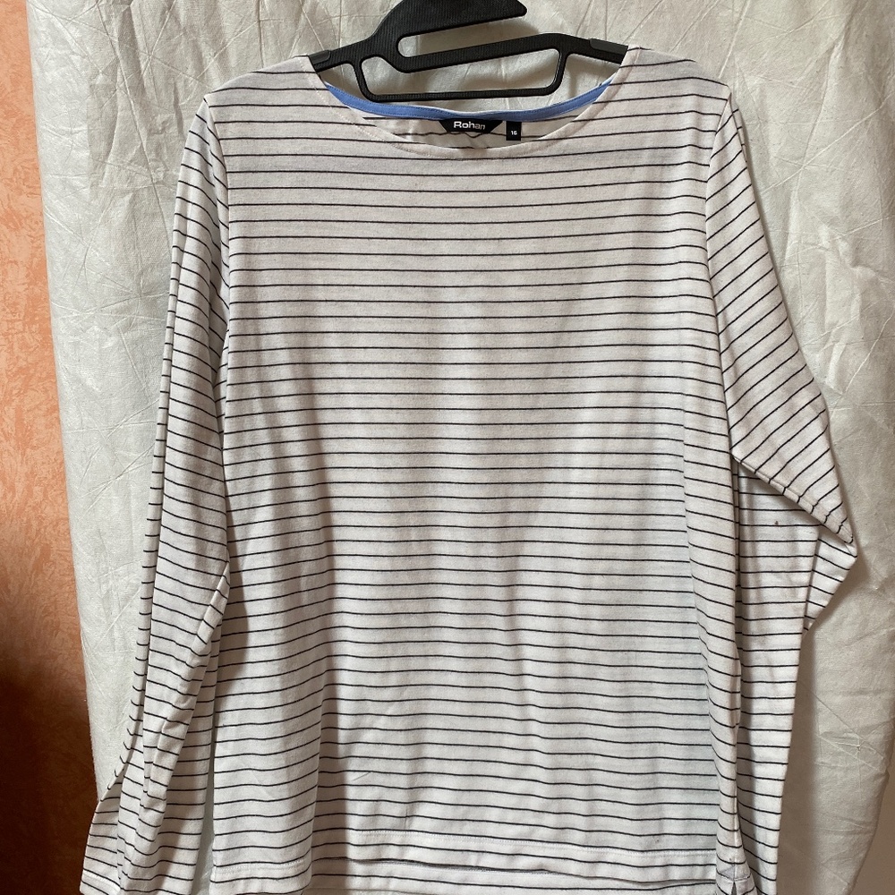Rohan simple cotton white and black striped crew neck shirt.  Eu 16